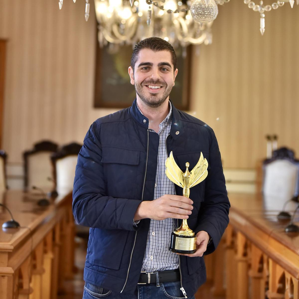 El periodista zamorano Miguel Ángel Matilla, con el premio.
