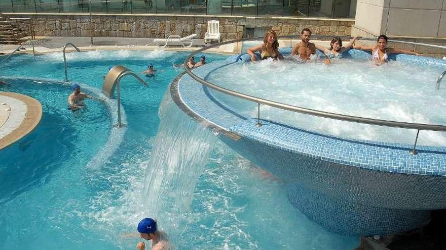 Un grupo de personas en las piscinas de un balneario gallego.