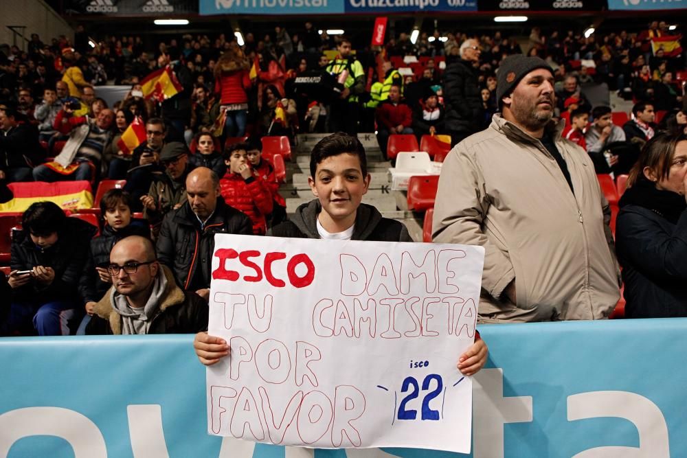 Aficionados en El Molinón durante el España-Israel