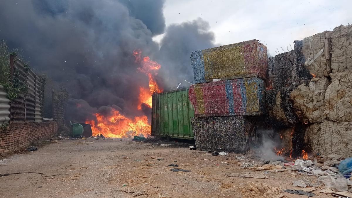 Alarma por un gran incendio en una nave de reciclaje en Llanera