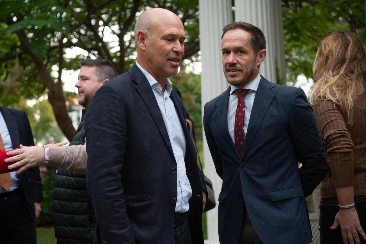 EL consejero de Transición Ecológica, Mariano Hernández Zapata (d), en el Foro de Prensa Ibérica en Canarias.