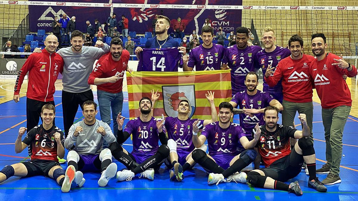 Los jugadores del ConectaBalear Manacor celebran en la pista del pabellón Miquel Àngel Nadal su victoria. | @VOLEIMANACOR