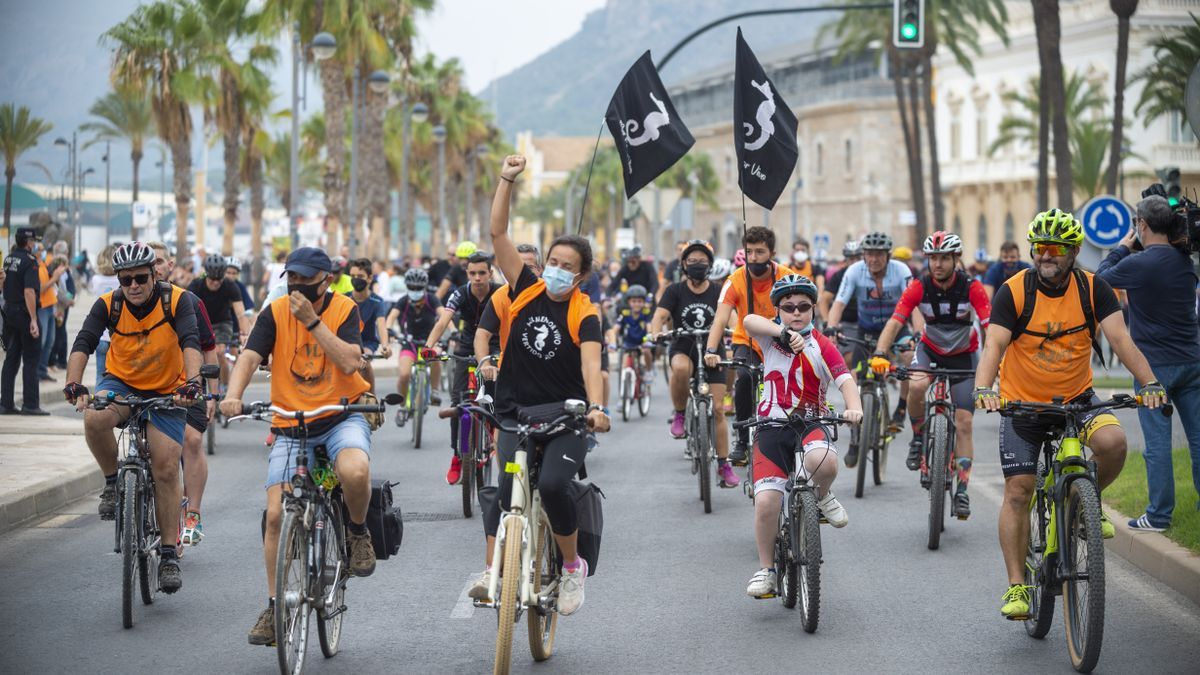 Participantes en la bicifestación en Cartagena de este domingo para exigir soluciones para el Mar Menor.