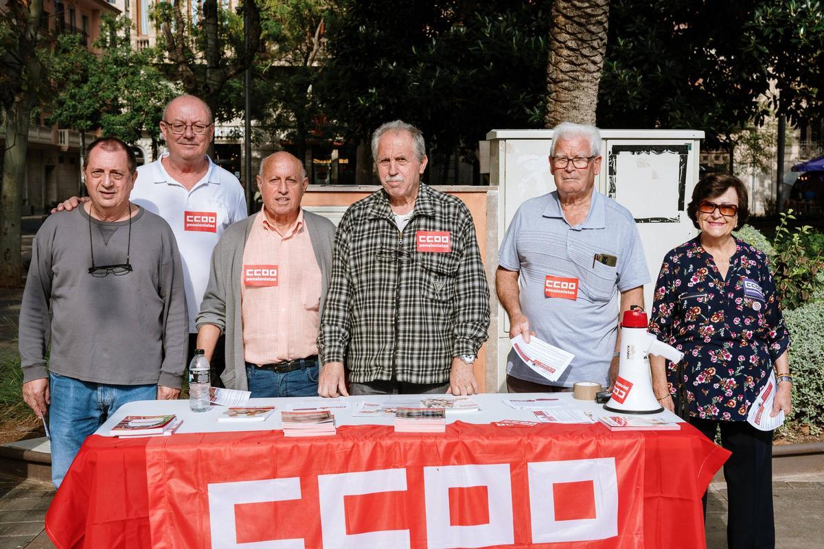 La federación de pensionistas y jubilados de CCOO protestó contra el cierre de oficinas bancarias.