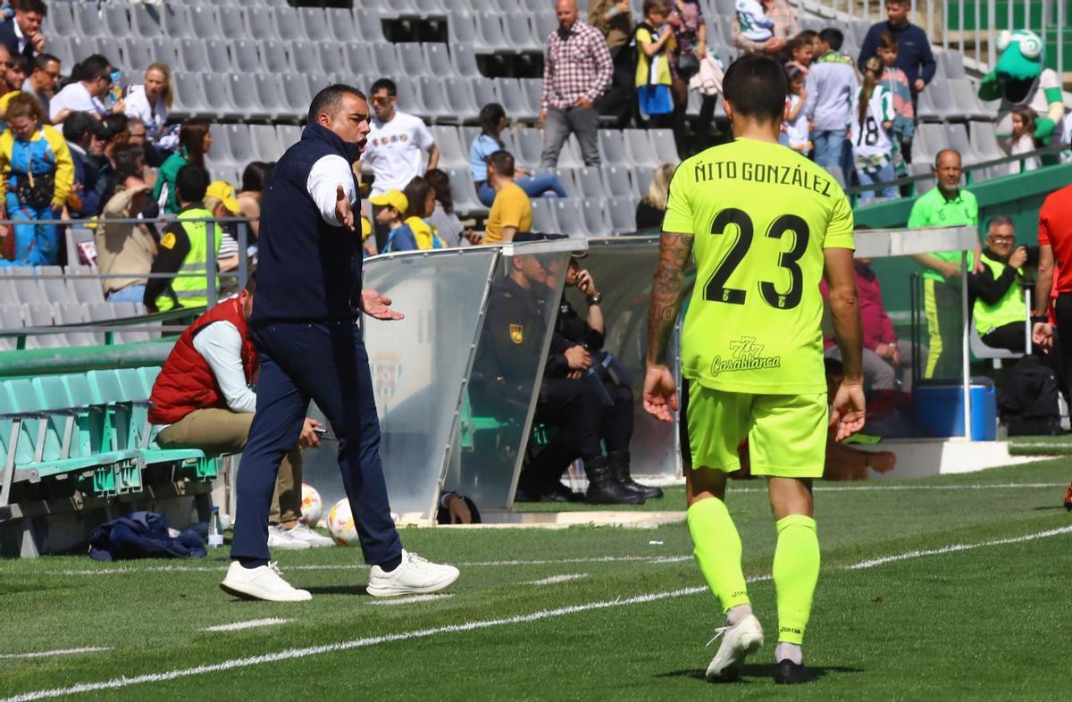 Germán Crespo demanda intensidad a sus futbolistas durante el encuentro ante el Ceuta.