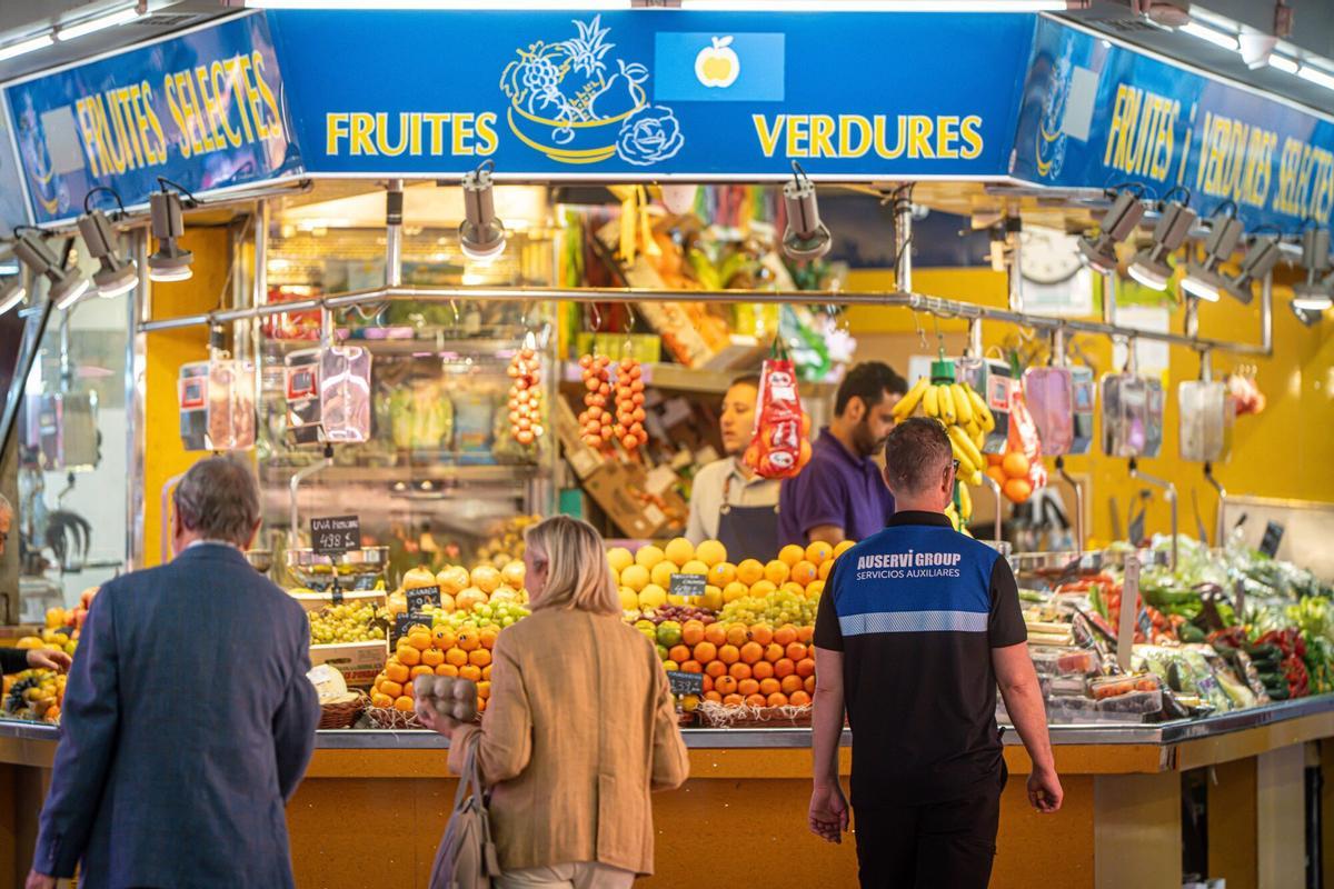 Barcelona, 17/10/2025 Barcelona. Imágenes del mercado de Santa Caterina, sobre todo de los accesos. Hay nueve puertas de entrada. Los comerciantes denuncian la degradación del servicio de vigilancia. Teóricamente no hay personal de seguridad, durante el día deben gestionarlo ellos mismos: abrir, activar las alarmas y vigilar si entra alguien "sospechoso". En las imágenes, comerciantes actúan de vigilantes con sus walkie talkies. Palabras clave: mercado de Santa Caterina, vigilancia, seguridad, comerciantes, accesos, Barcelona, denuncias, degradación, alarmas, robos, inseguridad, Ciutat Vella. AUTOR: MANU MITRU