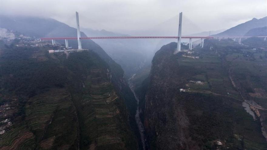 China inaugura el puente más alto del mundo