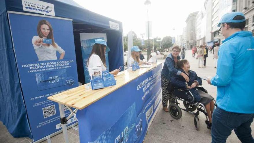 Carpa instalada en el Obelisco para promocionar el pequeño comercio.