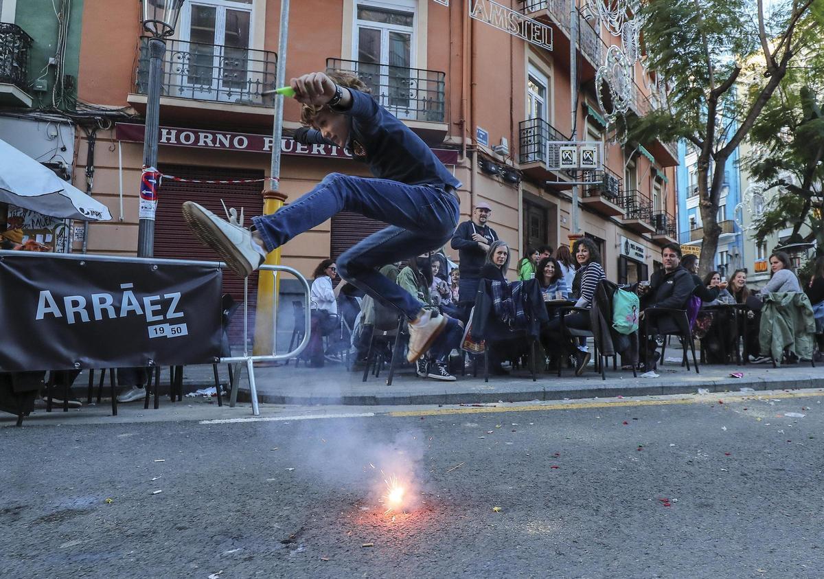 Un niño tirando petardos.