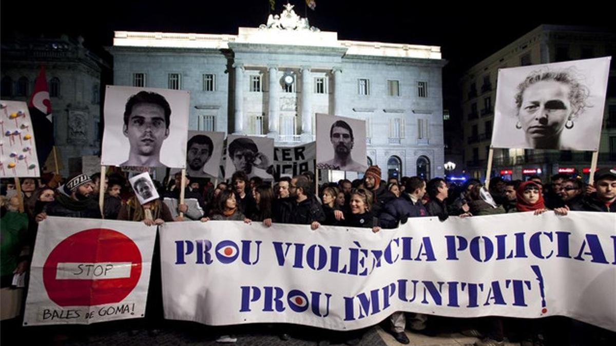 Manifestación en la plaza Sant Jaume contra el uso de balas de goma.