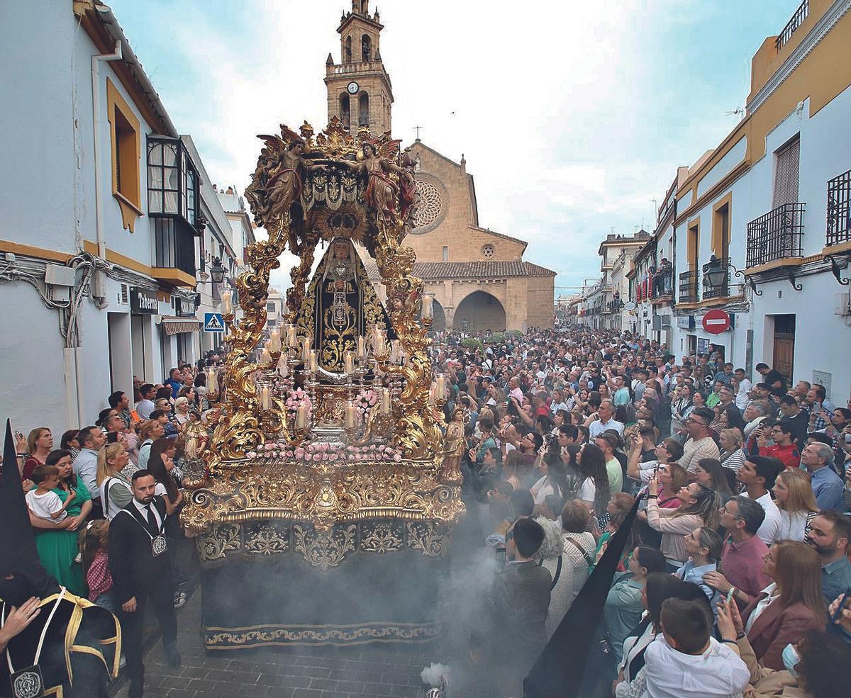 Nuestra Señora Madre de Dios en sus Tristezas. Este año podrá verse restaurado el baldaquino que diseñara Miguel del Moral.