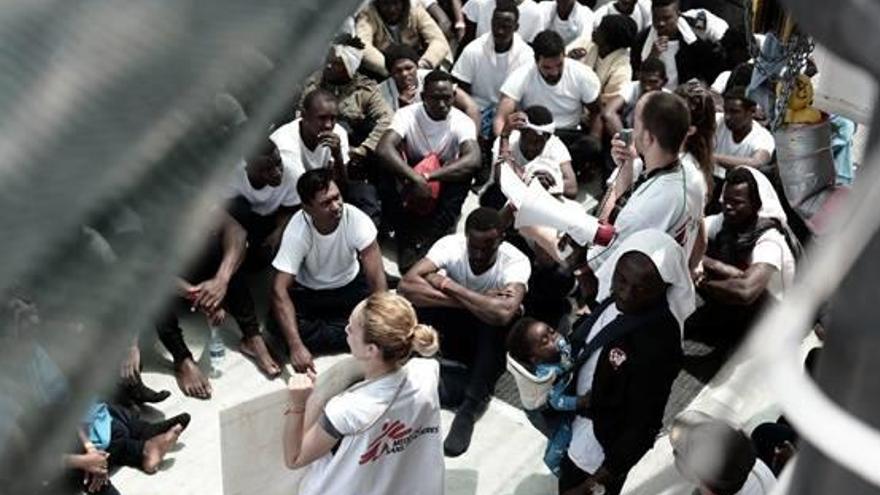 Immigrants a bord del vaixell de rescat Aquarius