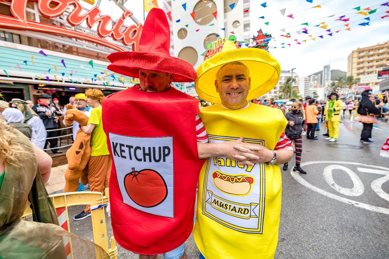 Los británicos desafían a la lluvia y celebran su "Fancy Dress Party" en Benidorm