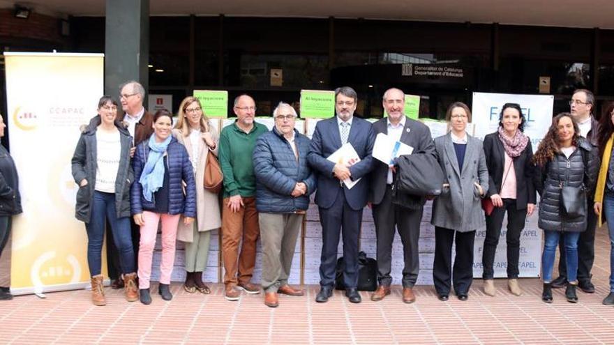 Representants de les dues federacions d&#039;associacions de famílies davant les caixes amb les al·legacions