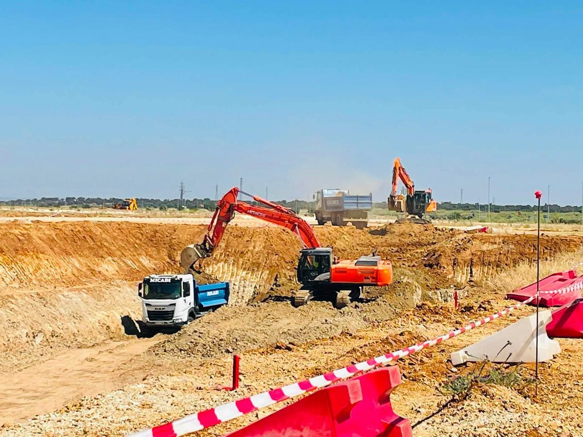 La obra de la futura megafábrica de cátodos transforma ya el paisaje de Expacio Mérida, con excavadoras, camiones y grandes movimientos de tierra sobre el terreno.