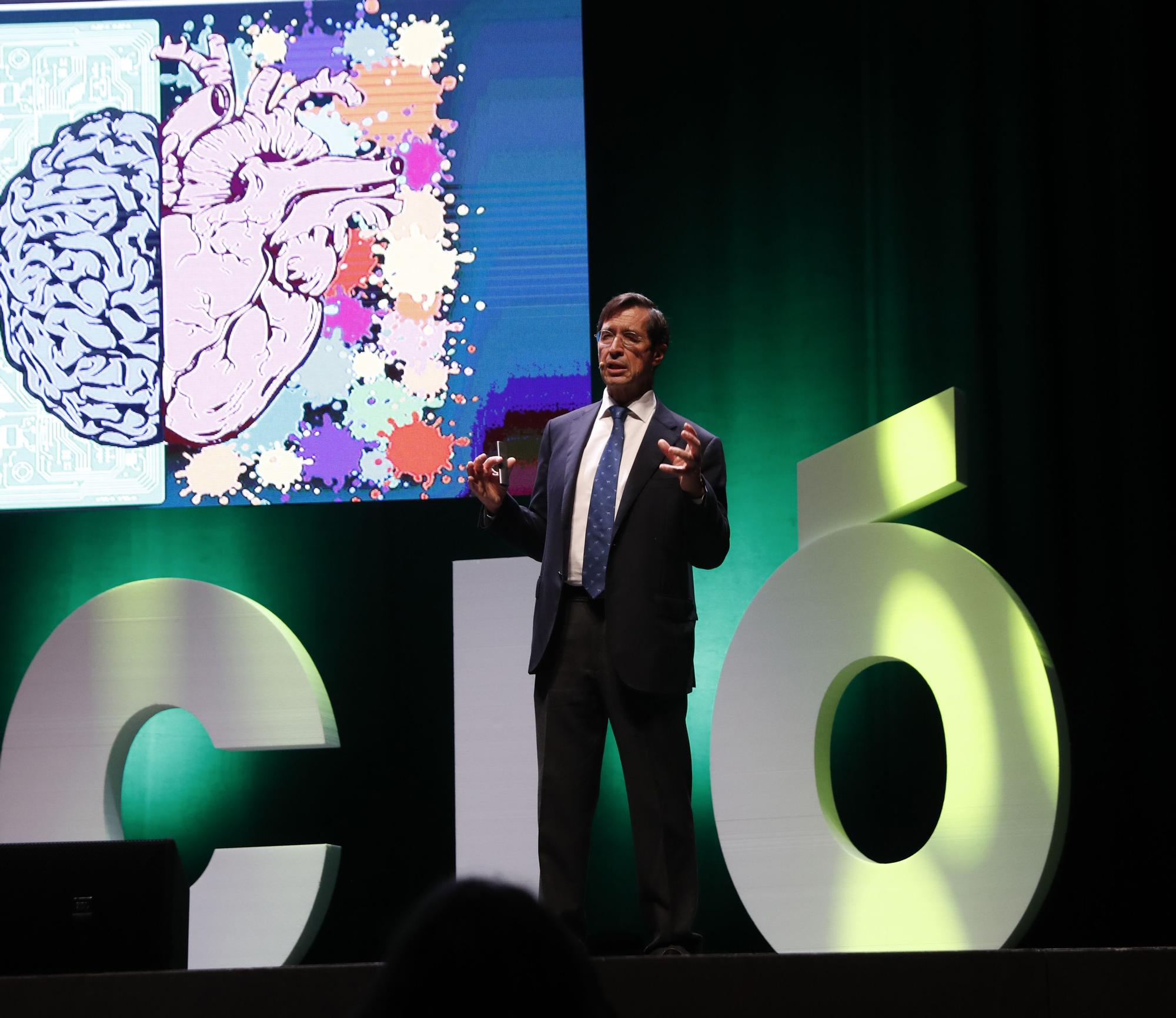 El prestigioso cirujano_Mario Alonso abrió ayer el Foro de la Educación en el auditorio Mar de Vigo