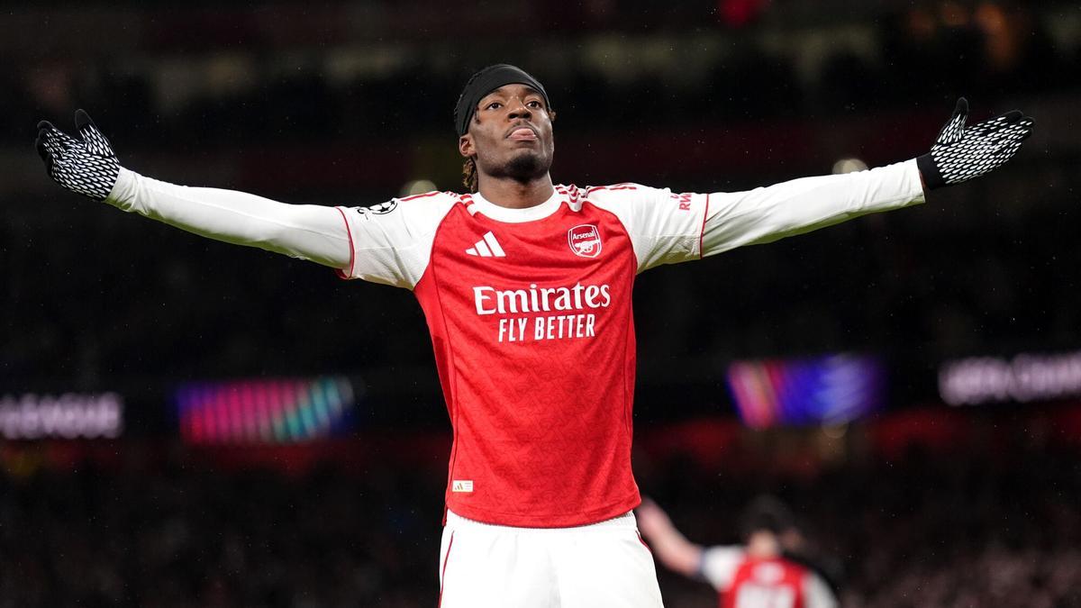 Noni Madueke celebra el segundo gol del Arsenal contra el Bayern.