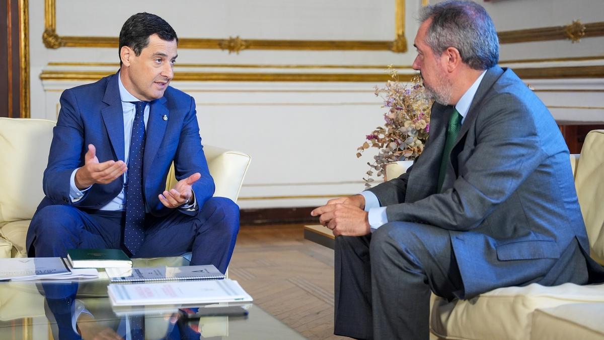 Juanma Moreno, reunido con Juan Espadas este lunes.