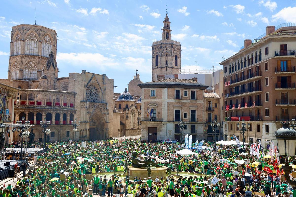 Así ha sido la marcha "histórica" de los profesores en València el día de la huelga