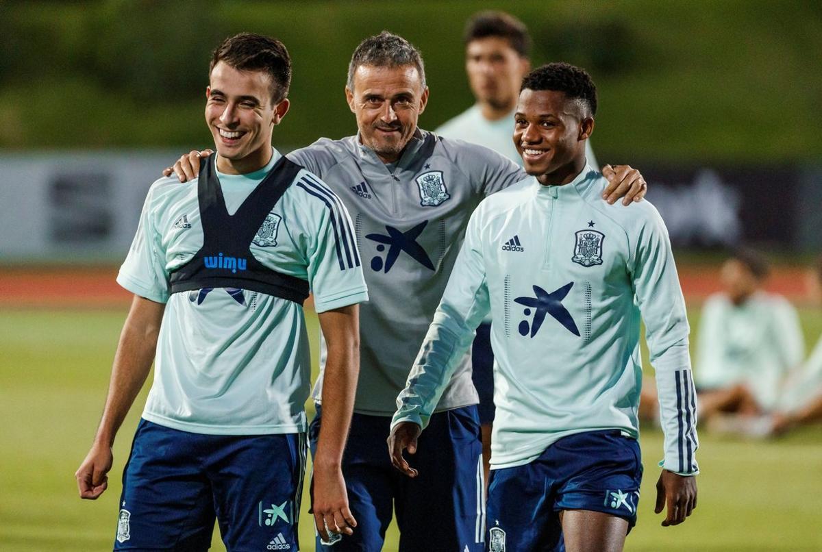 GRAF8018. MADRID, 31/08/2020.- El seleccionador nacional de fútbol, Luis Enrique (c), y los nuevos convocados Ansu Fati (d) y Eric García (i), durante el primer entrenamiento de la selección española, este lunes en Madrid, de cara a la Liga de Naciones. EFE/Pablo García/RFEF ***SOLO USO EDITORIAL/NO VENTAS/NO ARCHIVO***