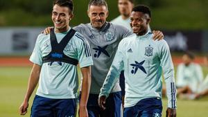 GRAF8018. MADRID, 31/08/2020.- El seleccionador nacional de fútbol, Luis Enrique (c), y los nuevos convocados Ansu Fati (d) y Eric García (i), durante el primer entrenamiento de la selección española, este lunes en Madrid, de cara a la Liga de Naciones. EFE/Pablo García/RFEF ***SOLO USO EDITORIAL/NO VENTAS/NO ARCHIVO***