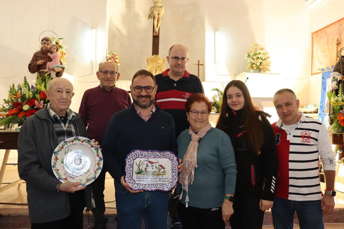 Francisco Manchón, conocido como ‘El Calderas’, y el alcalde, recibían una distinción por su contribución a las fiestas.