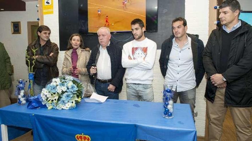 Por la izquierda, el exjugador del Oviedo Joaquín &quot;La Bala&quot;, Mercedes González, Ángel Torres, Diegui, Esteban y César Martín.