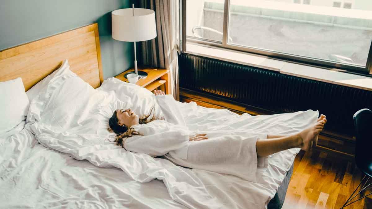Una viajera descansa en el hotel.
