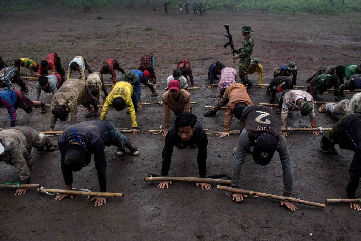 Miembros de una guerrilla siguen un adiestramiento en su base en un bosque cerca de Demoso, en el estado birmano de Kayah. Su objetivo es combatir a los militares golpistas.