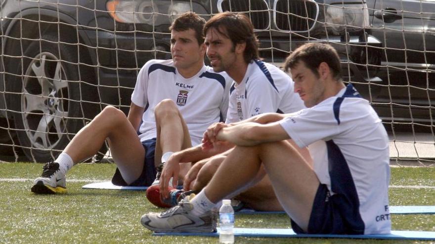 Perona, al fondo a la izquierda, junto a Fernando Martín y Navarro en un entrenamiento del Cartagena.