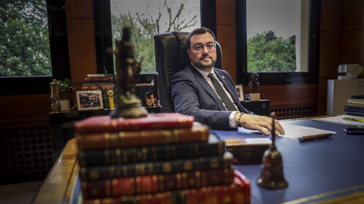 Adrián Barbón, en su despacho.