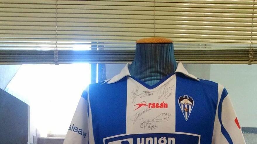 Camiseta y balón firmados por la plantilla del Alcoyano