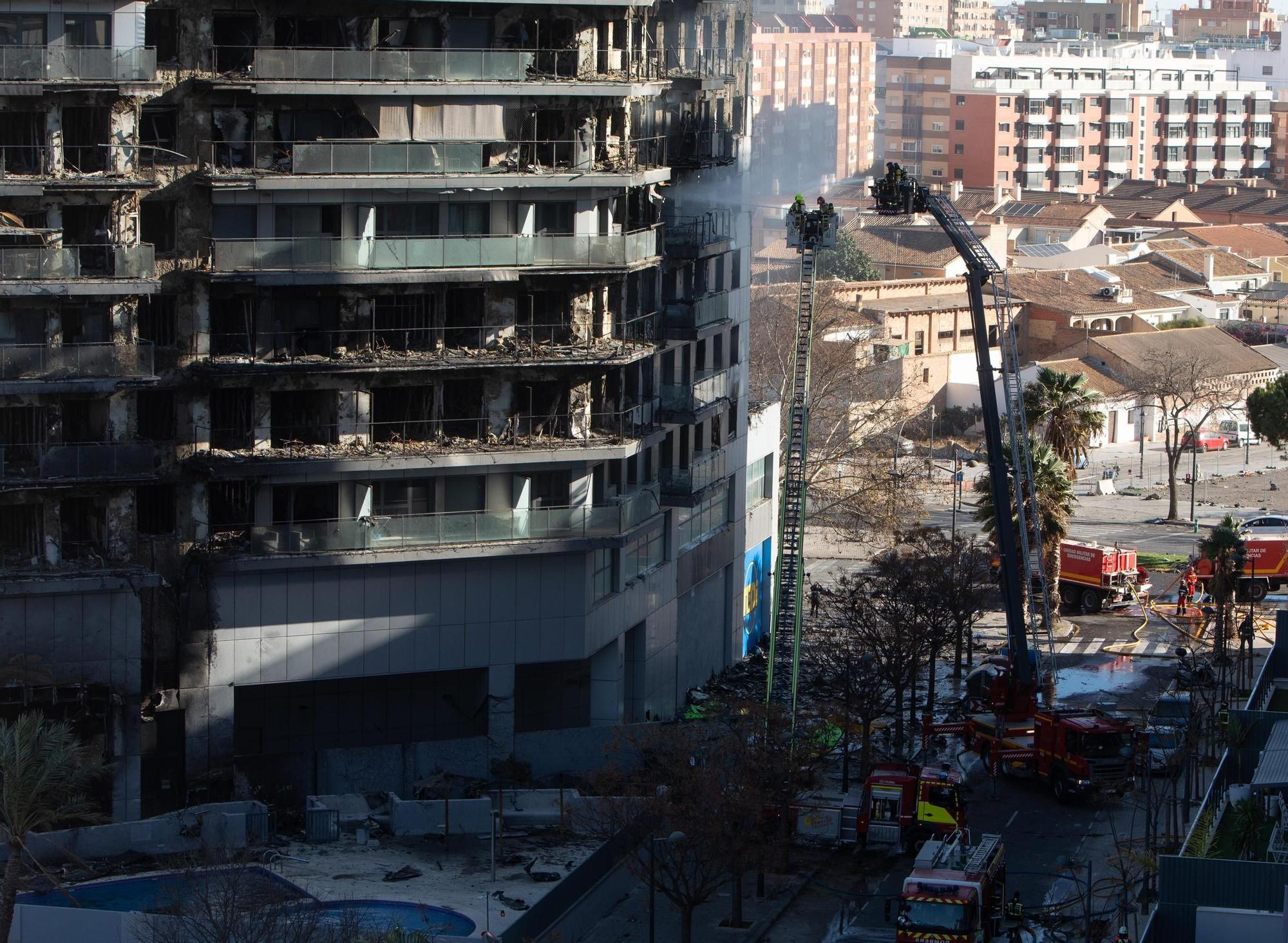 El trabajo de los bomberos en la trágico incendio de València