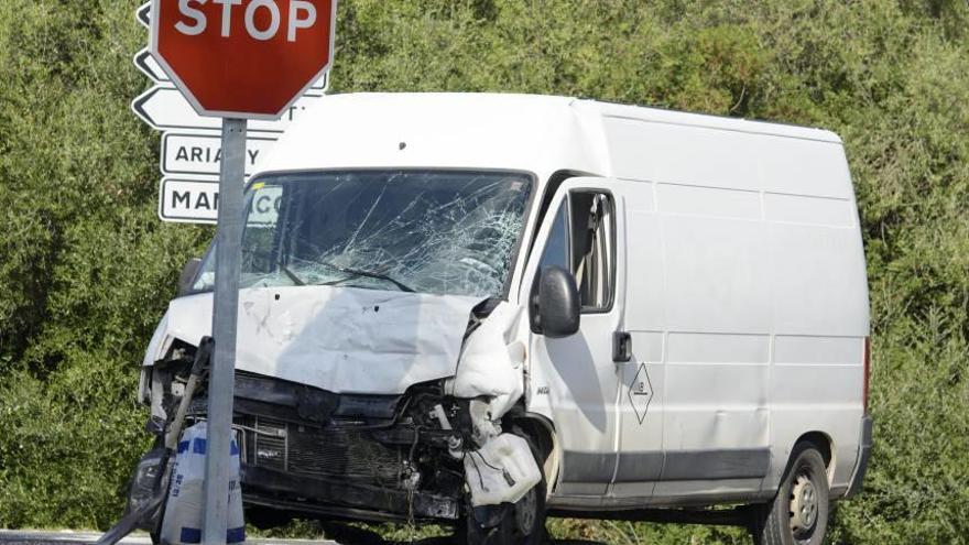 Una mujer herida en una colisión de un camión y una furgoneta en Sineu