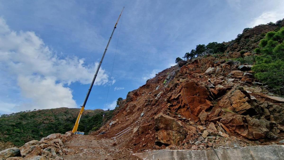 En la actualidad, un equipo formado por una veintena de personas sigue retirando rocas e instalando una membrana de contención en la zona intermedia.