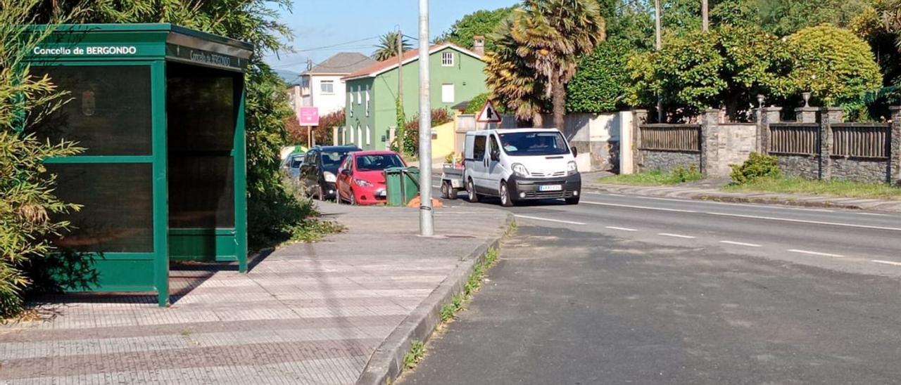 Tramo de la AC-164 a su paso por Fiobre, a la altura de una marquesina de bus. |   // LA OPINIÓN