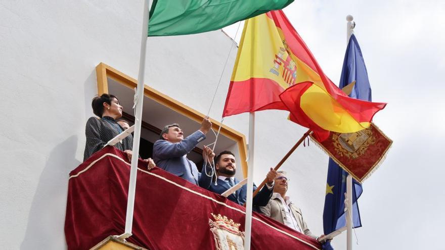 Marbella ya luce el pendón de cara al Día del Patrón San Ber