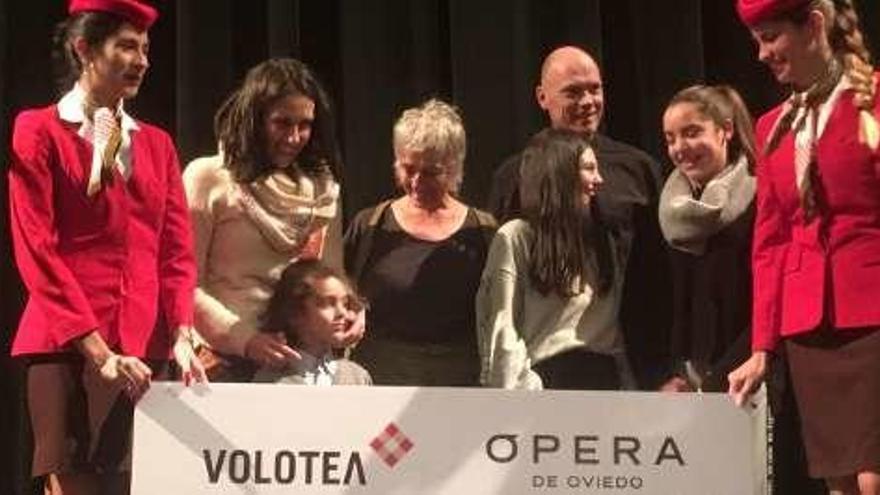 Los ganadores del sorteo de cuatro vuelos desde Asturias con Volotea.
