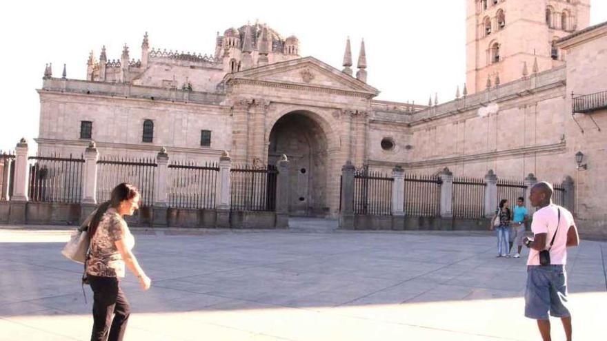 Varias personas en el exterior de la Catedral.