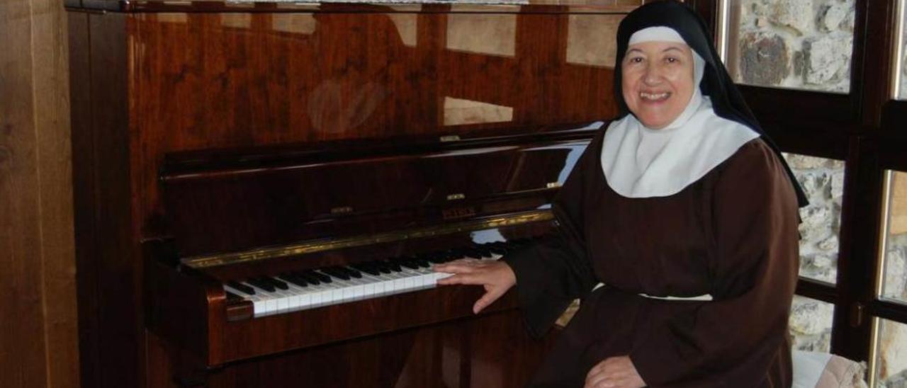 La madre abadesa, María Luisa Picado, junto al piano del monasterio maliayés.