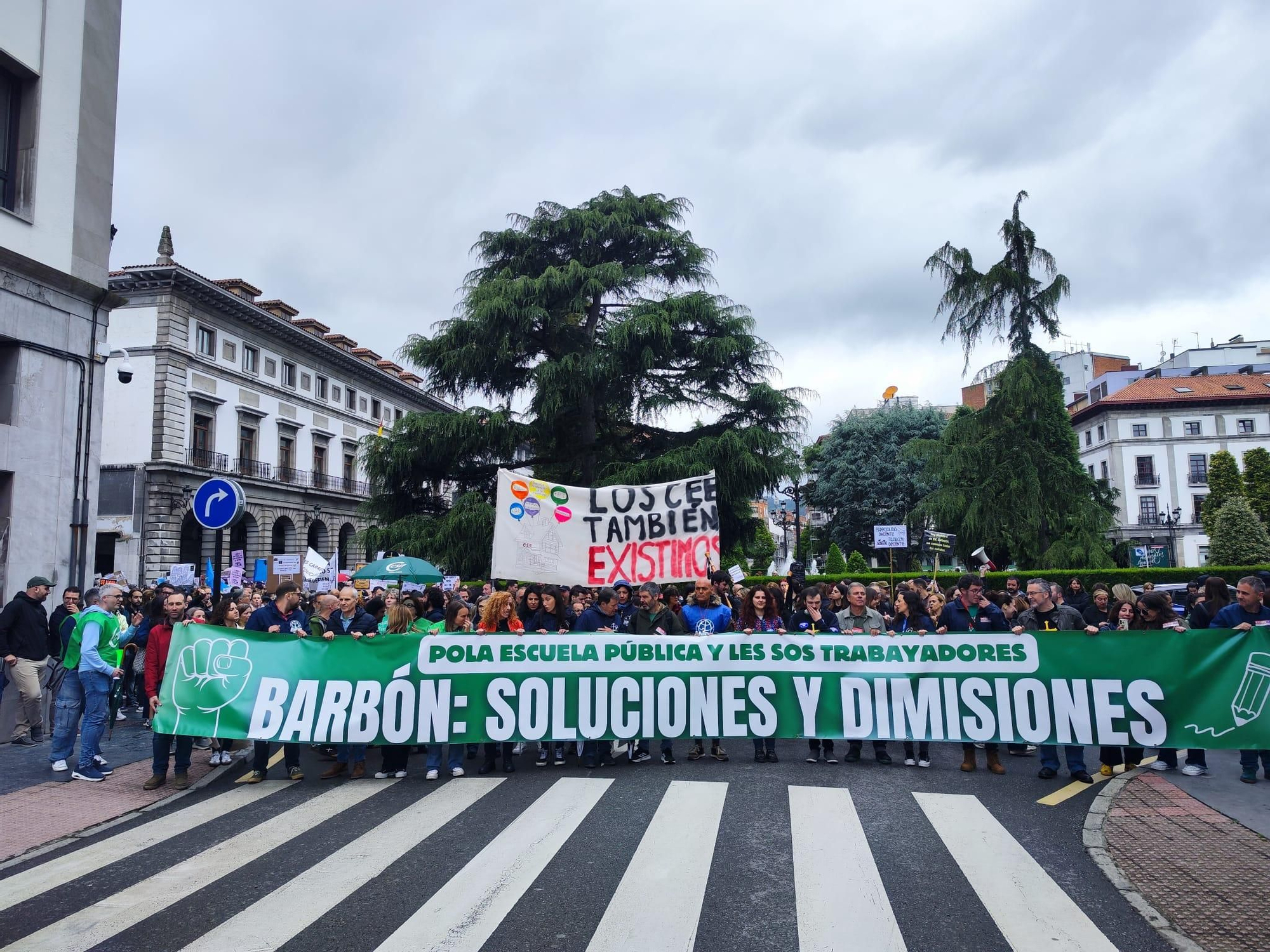 EN IMÁGENES: una gran columna de profesores ataviesa Oviedo para pedir soluciones tras la dimisión de Lydia Espina