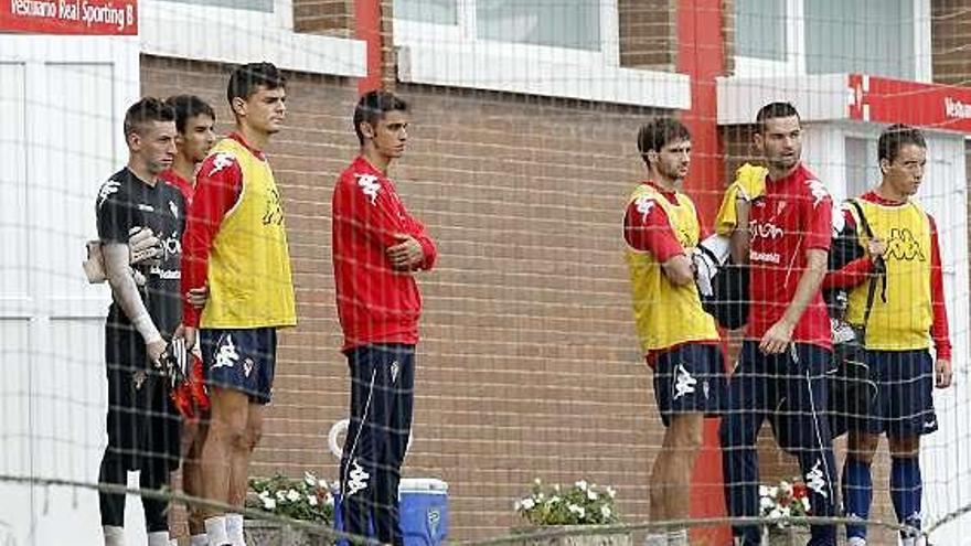 Los futbolistas del Sporting B, ayer, en Mareo, con Álex García en el centro.