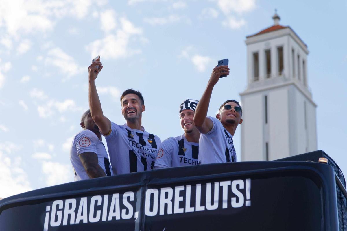 Jesús de Miguel, celebrando el ascenso del Castellón con tres compañeros.