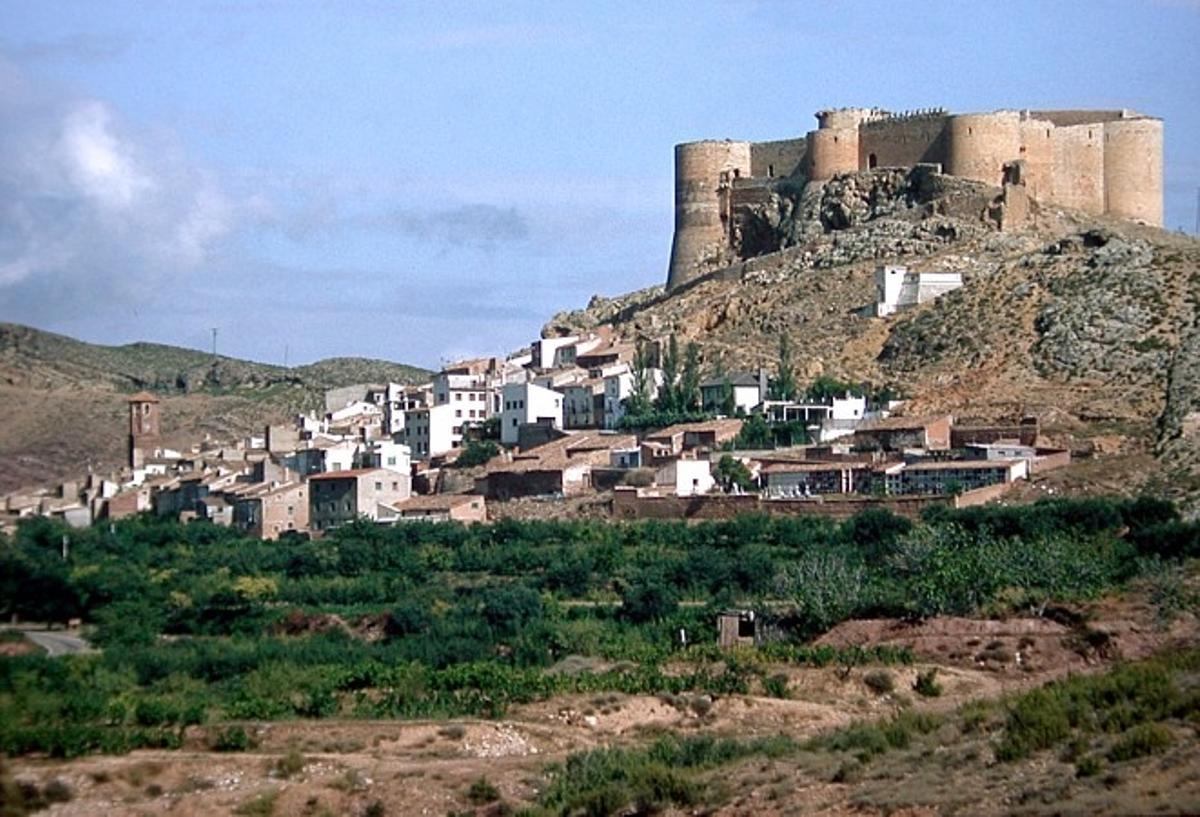 Castillo de Luna, con el municipio a sus pies