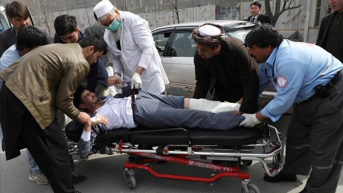 Traslado de heridos tras un tiroteo mortal en Kabul (Afganistán).