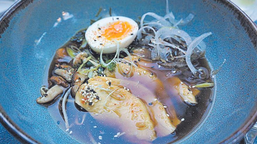 Ramen de setas y pollo de corral con kale  y glaseado de miso y miel.