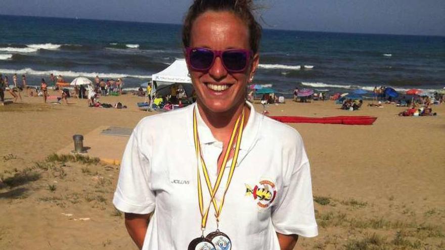 Cristina García, tras recibir las dos medallas de bronce. // FDV