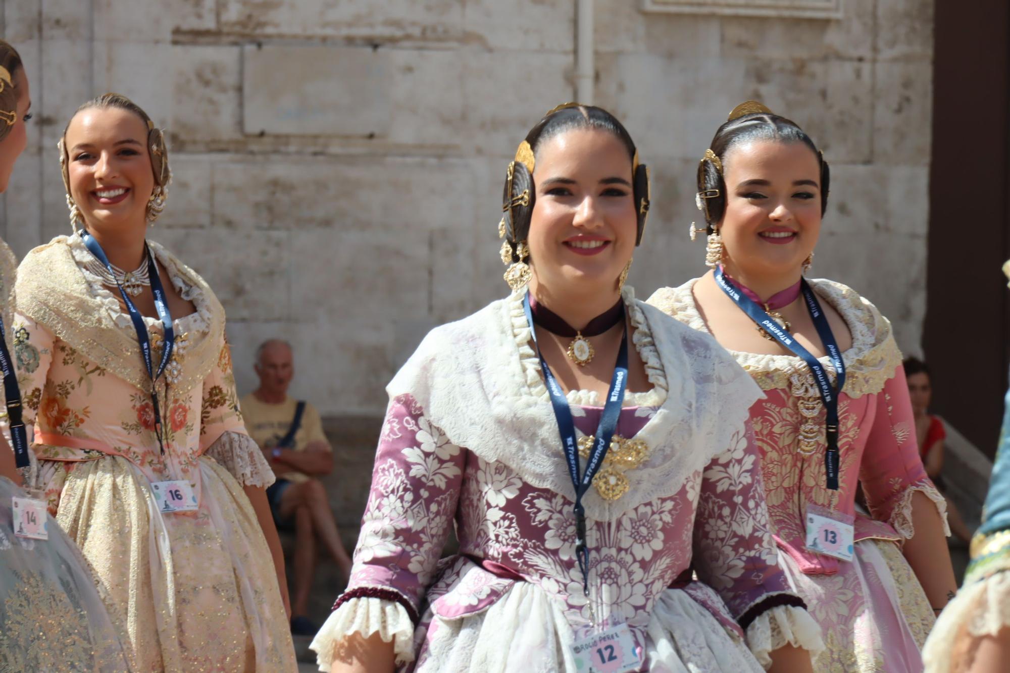 Baño de multitudes de las candidatas a Fallera Mayor de València 2025