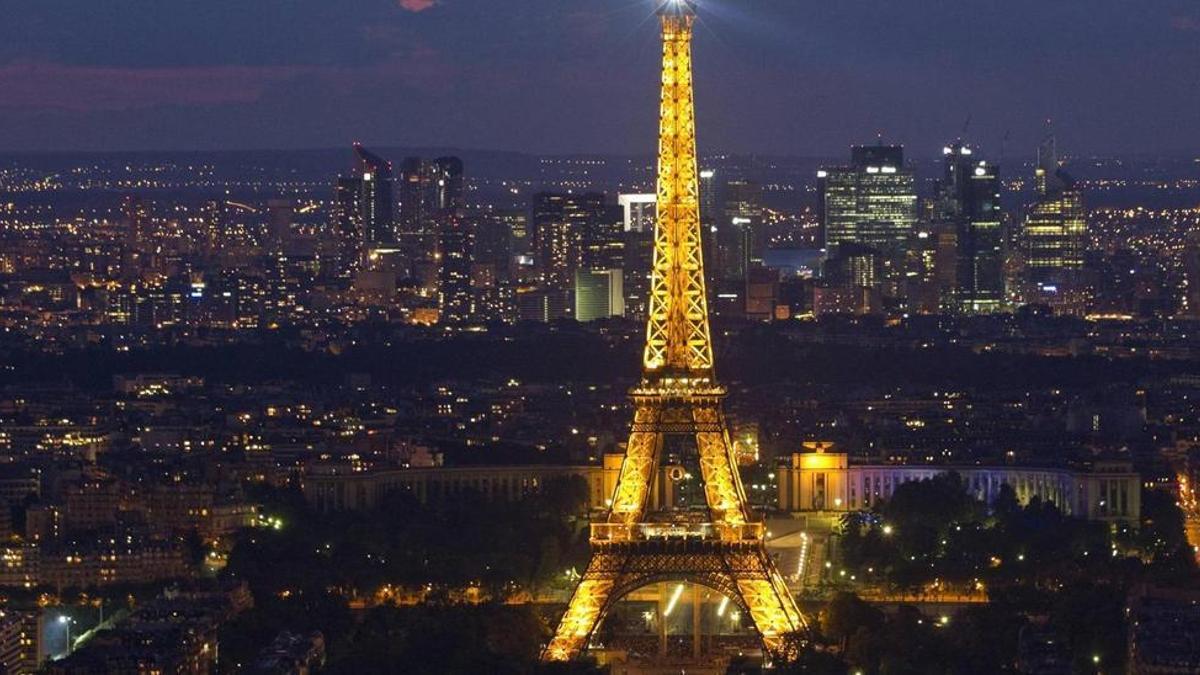 Vista nocturna de la torre Eiffel.