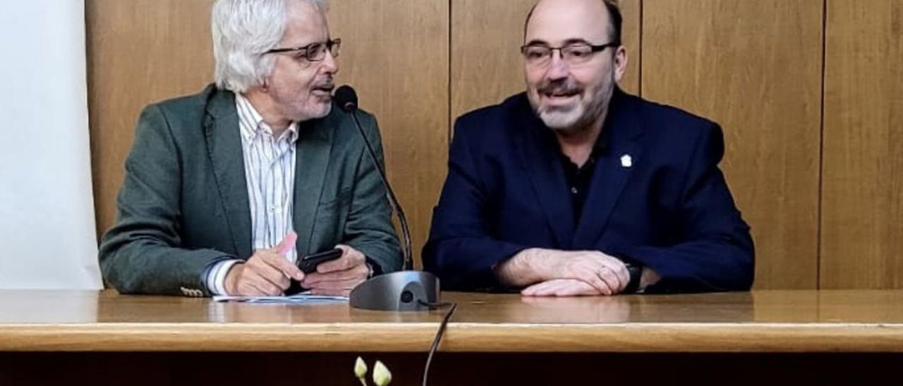 Los cardiólogos Jesús de la Hera, a la derecha, y Sergio Hevia, durante la presentación de los datos. | LNE